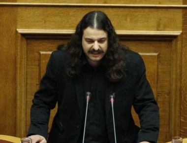 Ύποπτη (ή άμυαλη) παρέμβαση του βουλευτή της ΧΑ Κ.Μπαρμπαρούση: Πέταξε την «μπάλα στην εξέδρα» ενώ πιέζονταν η κυβέρνηση